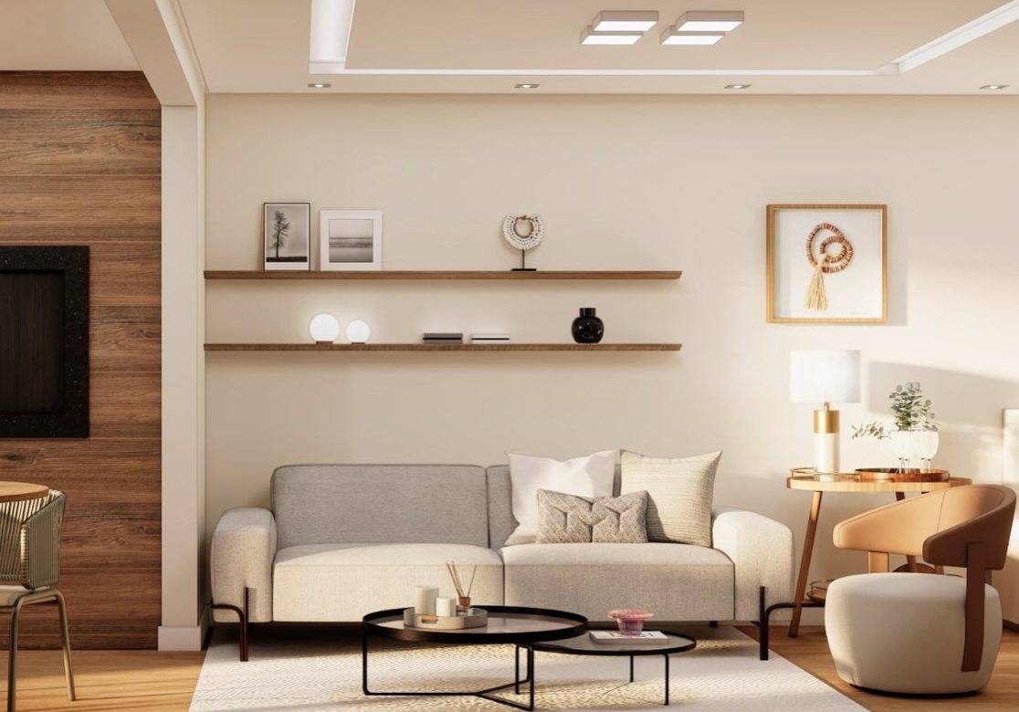 Sala integrada com sofá claro, prateleiras de madeira e poltrona caramelo